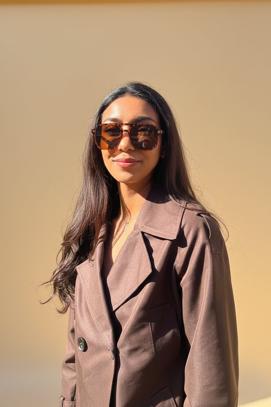 Lifestyle leende beige bakgrund